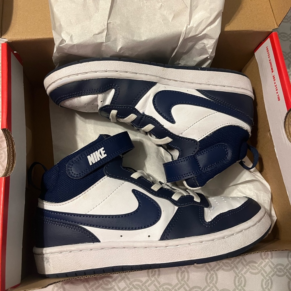 Nike court borough mid 2